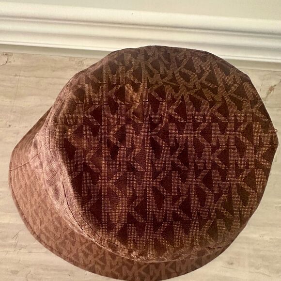 Michael Kors brown, logo bucket hat. - Picture 4 of 7